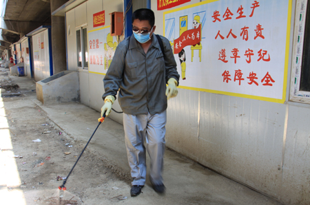 民工生活区喷洒药物(二)民工生活区灭火器,防火沙井,电闸箱,安全标语