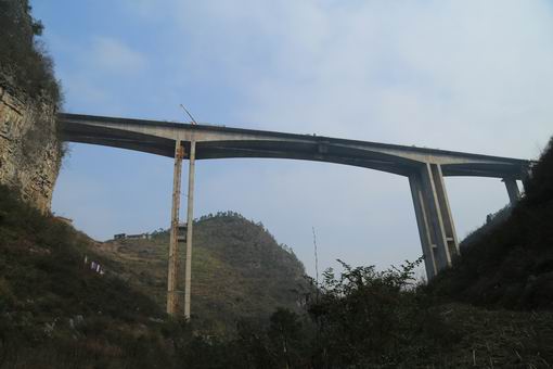 贵州毕都高速以补鲁大桥97米高墩