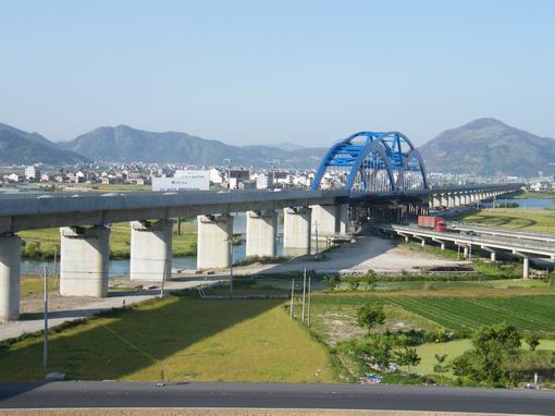 我国首座高速铁路上的全焊结构钢桥甬(宁波)台（州）温（州）铁路雁荡山特大桥叠