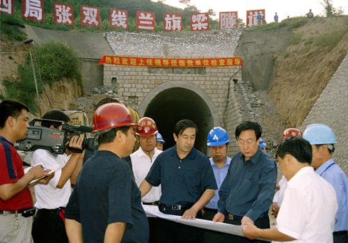 河北省常务副省长郭庚茂在我公司承德张双铁路隧道工地检查