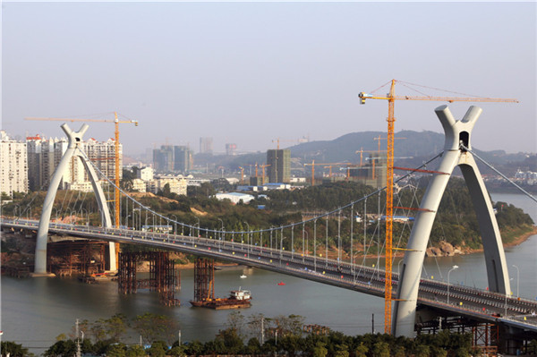 公司承建的国内首个双曲面弧形塔式单主缆悬索桥南宁英华大桥建成通车